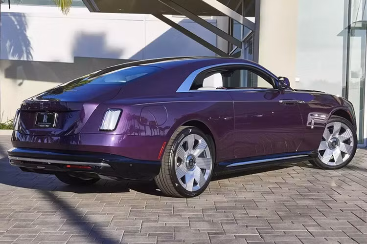 Tại thị trường Thái Lan, giá xe Rolls-Royce Spectre 2024 có mức tương đương từ 20,6 tỷ đồng, chưa bao gồm thêm các tùy chọn. Cấu hình xe Rolls-Royce Spectre của Madam Pang có màu tím và nội thất trắng-tím. Gam màu này hay được các phụ nữ lựa chọn. 