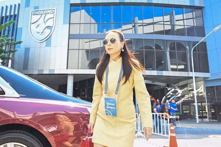 Không quá khó để nhận ra đây chính là sản phẩm mới nhất của hãng xe siêu sang Anh quốc, mẫu Rolls-Royce Spectre 2024 mới với việc hệ truyền động của xe là động cơ điện hoàn toàn, không có xăng. Có thể thấy, nữ tỷ phú này khá sành điệu, và rất đam mê các dòng xe của Rolls-Royce. 