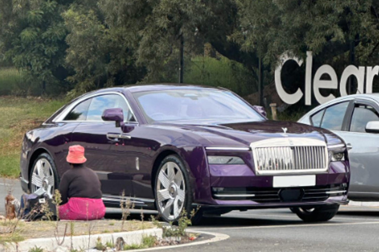 Rolls-Royce Spectre chạy được 515 km theo chu trình thử nghiệm của EPA tại Mỹ, chỉ sau 1 lần sạc đầy pin. Hãng xe Anh quốc chia sẻ 515 km là quá đủ cho khách hàng của mình sau khi nghiên cứu đầy đủ, bởi "thượng đế" của Rolls-Royce sẽ có vài chiếc xe trong garage, nên việc họ thường xuyên phải lái Spectre ra đường không nhiều.