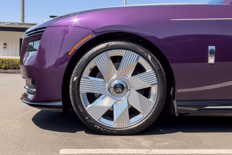 Sau nhiều năm có đóng góp không nhỏ vào bóng đá Thái Lan, bà Madam Pang, đã được bầu làm chủ tịch liên đoàn bóng đá Thái Lan, mới đây, nữ tỷ phú này vừa bị bắt gặp di chuyển trên 1 chiếc xe coupe siêu sang là Rolls-Royce Spectre, có ngoại thất màu tím rất sặc sỡ.