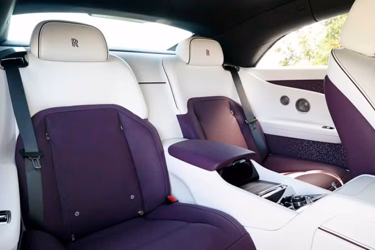 Ngoài ra, Rolls-Royce Spectre siêu sang còn có thêm màn hình kỹ thuật số ở phía hành khách. Điểm nhấn đáng chú ý bên trong khoang cabin là hệ thống đèn LED bầu trời sao trên trần nay được thiết kế cả trên táp lô và viền cửa.