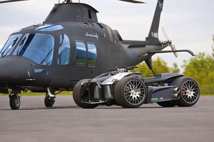 Và ví dụ rõ ràng nhất về điều này chính là việc mới đây hãng Lazareth đã cho ra mắt mẫu xe môtô Lazareth Wazuma độ mới sở hữu 4 bánh "siêu khủng" dựa trên cơ sở khối động cơ được mượn từ siêu xe Ferrari.