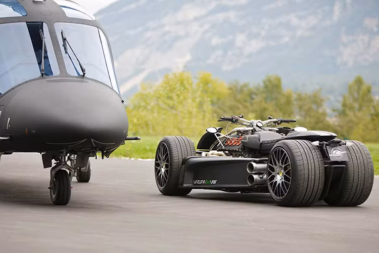 Nếu bạn gọi những kỹ sư của hãng độ xe môtô Lazareth tới từ nước Pháp là những "gã điên khùng" hay "chuyên gia gây sốc" thì quả không ngoa chút nào. Bởi những sản phẩm của họ làm ra luôn luôn tạo ra cho người xem cảm giác bất ngờ cho tới "sốc" bởi những ý tưởng "có một không hai" - từ siêu môtô của siêu môtô cho đến siêu môtô "cướp tim" siêu xe.