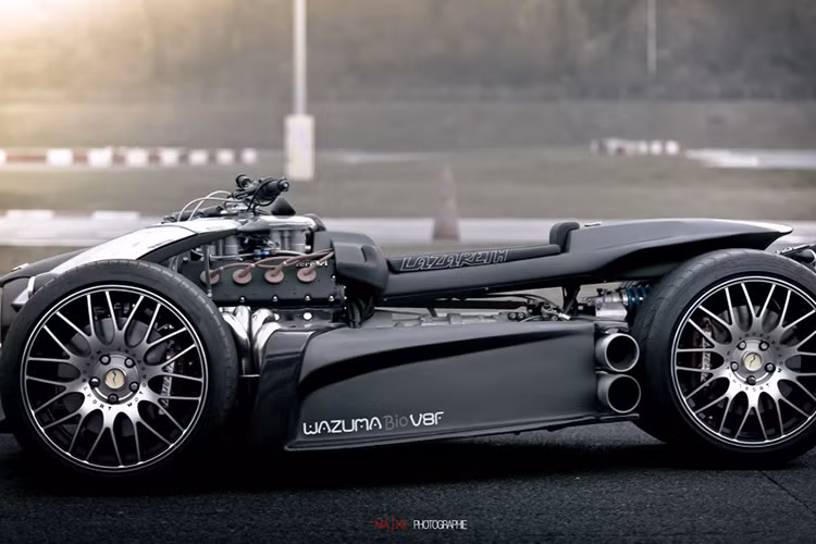 Lazareth Wazuma V8 sử dụng kiểu lốp xe của ôtô với bản rộng và thành lốp mỏng mang lại khả năng bám đường tốt và đủ sức "chịu đựng" sức mạnh lớn do khối động cơ siêu xe Ferrari tạo ra. Cụm tay lái được đặt ngay trên đỉnh động cơ trong khi đó cụm yên xe là một dải hình khối chữ nhật chạy dọc thân xe khá đơn điệu.