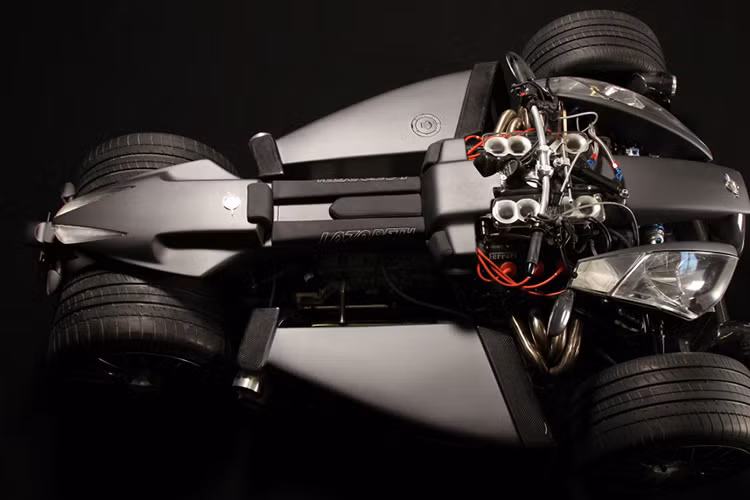 Động cơ mà Lazareth Wazuma sử dụng là loại động cơ 3.0L V8 công suất 250 mã lực của Ferrari. Ngoài ra, các kỹ sư của hãng độ Lazareth còn chỉnh sửa khối động cơ này bằng hệ thống phun nhiên liệu của chiếc siêu xe môtô đua Yamaha R1 và bộ điều khiển điện tử Sybelle.