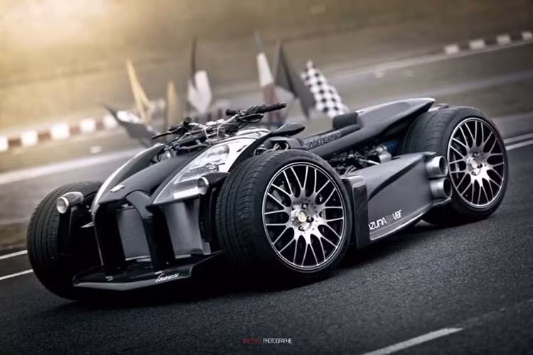 Có tên gọi Wazuma, chiếc siêu môtô 4 bánh của Lazareth được những kỹ sư thiết kế tạo dáng theo phong cách không có nhiều thay đổi so với "những người anh em" trước đây của mình. Toàn bộ thân xe được sơn màu đen nhám huyền bí làm lộ rõ khối động cơ V8 khủng được đặt ngay tại phần đầu xe.