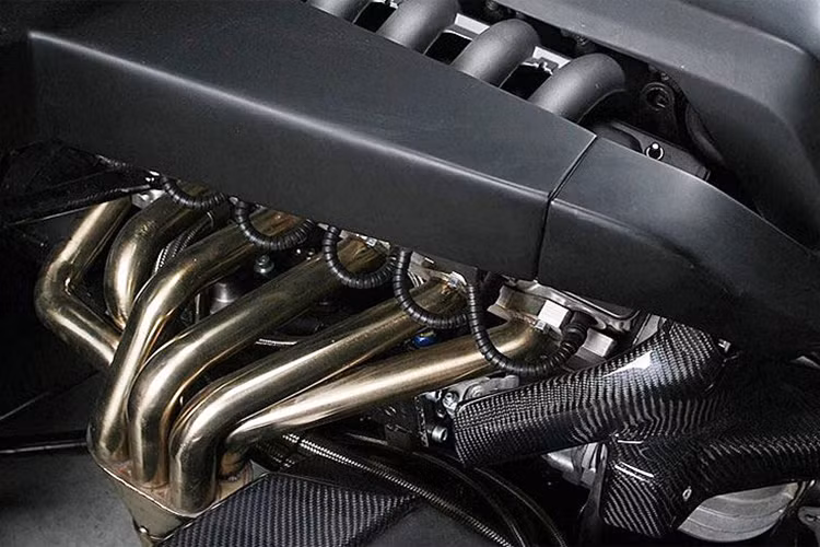 Ngoài ra, chiếc xe môtô 4 bánh này còn được trang bị thêm hộp số tự động 6 cấp của chiếc xe hơi BMW M3, tuy nhiên nó cũng đã được chỉnh sửa lại để có thể chuyển số nhanh hơn không phải bằng cần số tay hay chân - mà được làm mới bằng 2 nút bấm thiết kế bên tay trái.