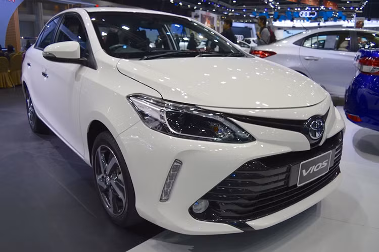 Tại Thai Motor Expo 2017, hãng xe ôtô Toyota đã ra mắt Vios 2017 mới với 4 phiên bản J, E, G và S. Cụ thể mẫu xe Toyota Vios 2017 sẽ được cung cấp 6 tùy chọn màu sắc ngoại thất cho khách hàng bao gồm: đỏ Red Mica Metallic, nâu Quartz Brown Metallic, trắng Super White, bạc Silver Metallic, xám Gray Metallic và đen Attitude Black Mica.