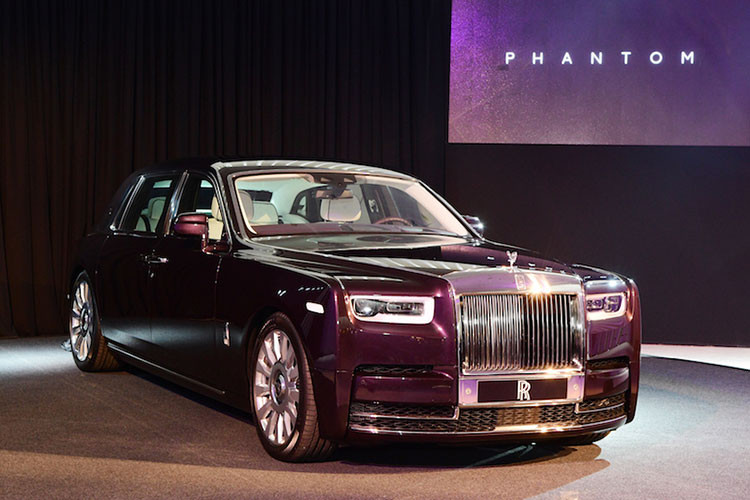 Rolls-Royce Phantom thế hệ mới ra mắt tại triển lãm xe Bangkok thuộc phiên bản trục cơ sở dài EWB. So với phiên bản cũ, mẫu siêu xe sang này không thực sự "lột xác" trong thiết kế tổng thể mà vẫn giữ cái chất cũ.