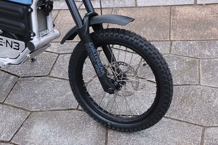 Tên gọi "GE-N3" có hai ý nghĩa, "GENeration 3" (thế hệ thứ 3), tiếp nối các sản phẩm trước của thương hiệu Dirt Freak tại Nhật Bản là “Meow” và “Woof”, và "GEN" mang nghĩa xe máy.