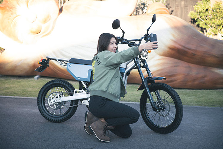 Chiếc xe này cung cấp 3 chế độ lái khác nhau, có thể chuyển đổi qua nút “+/-” trên tay lái: “Chế độ 1” mang đến phản ứng ga mượt mà, “Chế độ 2” cho phản ứng nhanh hơn, và “Chế độ 3” mở khóa toàn bộ công suất của động cơ cho những đoạn đường off-road, tối ưu hóa sức kéo.