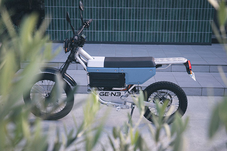 Xe máy điện Dirt Freak GE-N3 là sản phẩm đầu tiên được công nhận đạt chuẩn và có thể vận hành trên các tuyến đường công cộng hợp pháp tại Nhật Bản. Xe được chứng nhận là xe máy điện hạng 1, có thể vận hành với giấy phép lái xe thông thường.