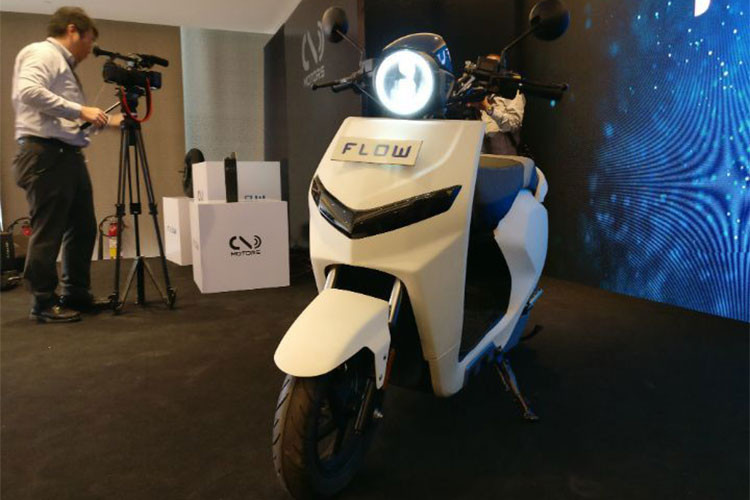 Theo đại diện của hãng xe 22 Motors, pin của mẫu Flow có khả năng sạc từ 0 đến 70% trong vòng 1 giờ. Đây là con số thực sự ấn tượng bởi trước khi được trang bị công nghệ này, chiếc 22 Motors Flow cần đến 5 giờ đồng hồ để sạc đầy pin. Ngoài ra xe còn có tùy chọn sạc không dây.