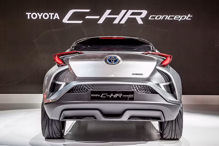 Chiếc xe SUV cỡ nhỏ mới nhà Toyota có kiểu dáng thuôn dài đi kèm với các chi tiết góc cạnh. Xe sử dụng hệ thống khung gầm mới với hệ thống treo trước MacPherson và sau Wishbones cho hiệu suất hoạt động cải thiện đáng kể so với các dòng xe đối thủ.