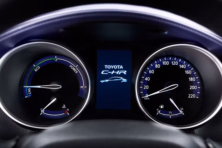 Toyota cũng sẽ cung cấp 3 tùy chọn màu nội thất cho CH-R là xám đậm, đen/xanh và đen/nâu. Các trang bị tiêu chuẩn của xe gồm ghế có sưởi, khóa thông minh, kính tối màu, hệ thống hỗ trợ đỗ xe S-IPA cùng dàn âm thanh cao cấp JBL với 8 kênh, âm-li 576W và 9 loa. Gói các trang bị an toàn Toyota Safety Sense gồm hệ thống cảnh báo va chạm, cảnh báo chuyển làn, đèn pha tự động...