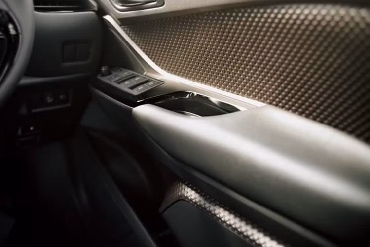 Theo Toyota, CH-R sẽ còn phải chịu sức cạnh tranh từ một số dòng SUV cỡ nhỏ từ các hãng xe sang khác, chính vì vậy hãng đã lựa chọn và sử dụng những vật liệu cao cấp trong nội thất của xe. Các chi tiết nhựa đều được phủ lớp bề mặt đem lại cảm giác như da, trong khi ghế ngồi sẽ được bọc da Nappa mịn.