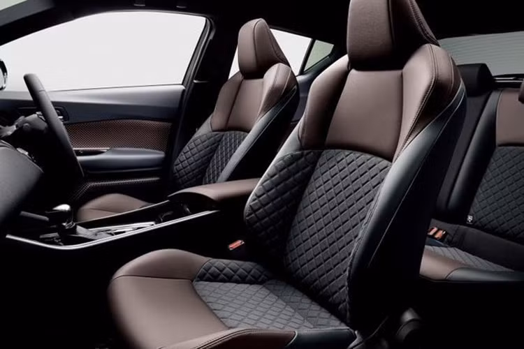 Nằm trên bảng táp-lô của CH-R là một màn hình cảm ứng với kích thước lên tới 8 inch, đóng vai trò thay thế các nút bấm truyền thống và đồng thời là hệ thống thông tin giải trí thế hệ mới nhất Multi-Media ’16 navigation. Hệ thống này sử dụng giao diện người-máy (HMI - Human Machine Interface) trực quan và dễ sử dụng hơn. 