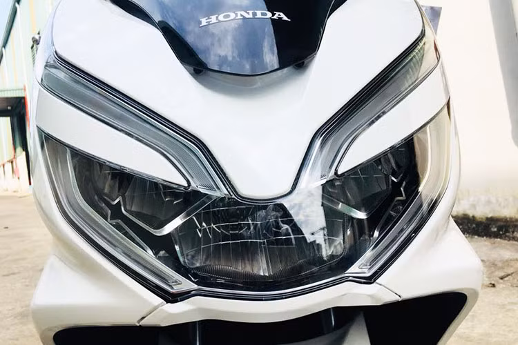 Phía trước của xe được cải tiến hơn bằng cách tạo thêm điểm nhấn cho phần đèn trước thông qua việc sử dụng tấm ốp đặt giữa đèn pha và đèn định vị, đồng thời vị trí của 2 đèn cũng được bố trí chếch lên phía trên, góp phần tăng thêm độ sắc sảo và cảm giác bề thế của cụm đèn, mang lại cảm giác oai vệ và hiện đại cho phần đầu xe.