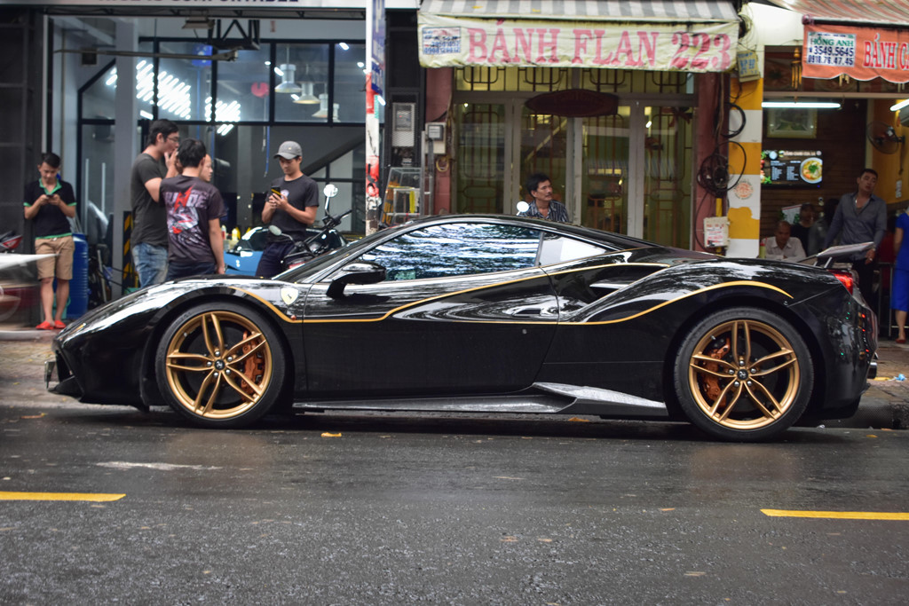 Mâm xe năm chấu kép được sơn vàng đồng tương phản với màu đen của xe, tăng thêm điểm nhấn nhờ các đường kẻ vàng. Ốp lườn Novitec chất liệu carbon.