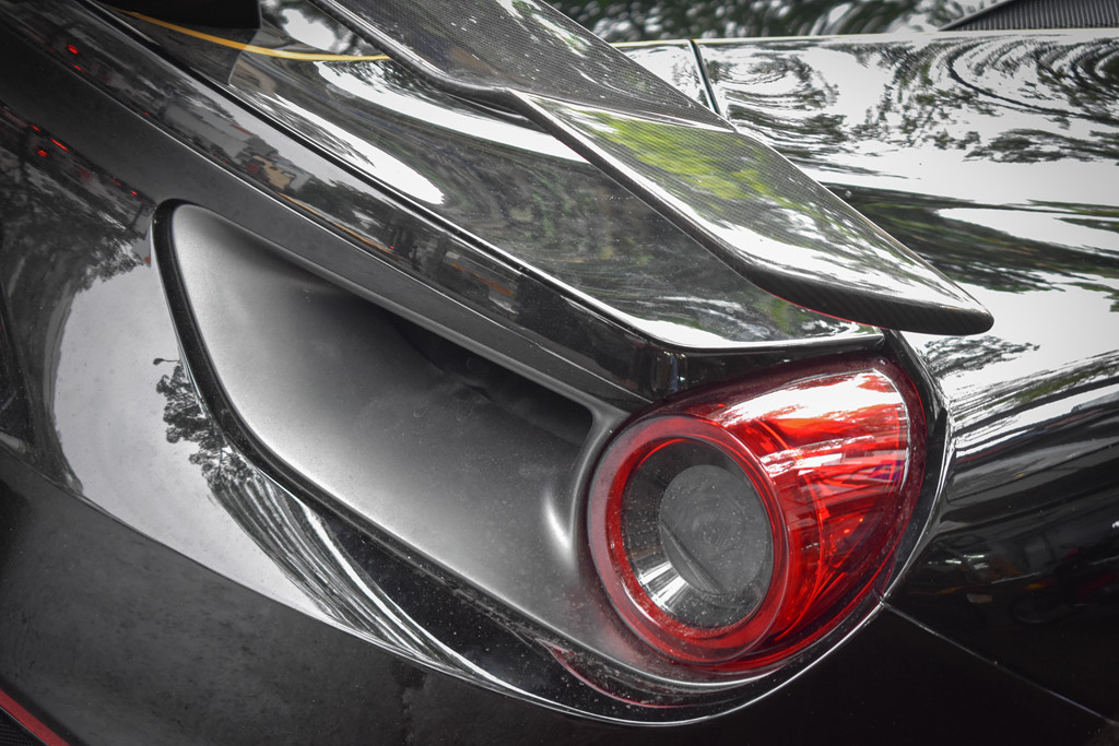 Đèn hậu sau dạng tròn truyền thống vẫn được Ferrari sử dụng lại trên các mẫu xe mới như F12, LaFerrari hay 812 Superfast.