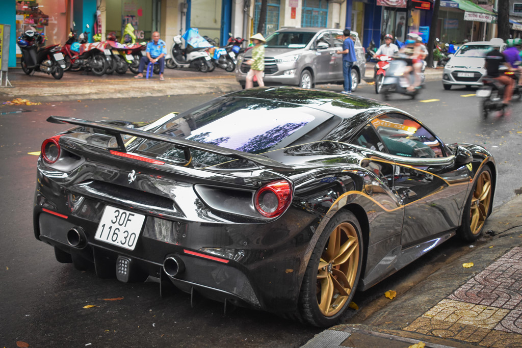 Giá bán của 488 GTB dao động trong khoảng 14 tỷ đồng và rất được ưa chuộng tại Việt Nam, đa số đều đã có chủ nhân nhờ mức thấp cũng như tính thương hiệu cao. Mẫu xe này cạnh tranh trực tiếp với đối thủ trong cùng phân khúc là "đồng hương" Lamborghini Huracan.