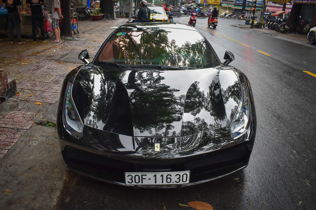 Được ra mắt tại triển lãm Geneva để thay thế cho "đàn anh" Ferrari 458 Italia, siêu xe 488 GTB từng làm mưa làm gió tại Việt Nam với số lượng gần 10 xe hồi năm 2016. Các đường nét mềm mại của 458 Italia được cải tiến góc cạnh khác biệt ở nắp capo, các hốc gió thiết kế lại kết hợp những đường dập nổi trên thân xe cho cảm giác dữ dằn và táo bạo hơn.
