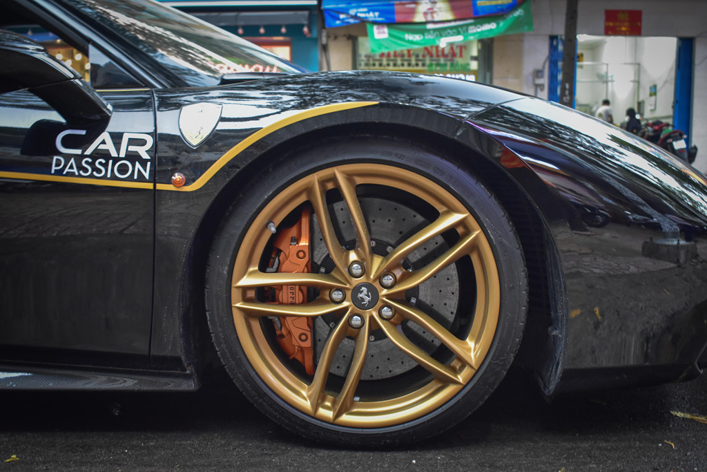 Siêu xe Ferrari 488 GTB sử dụng đĩa phanh gốm Brembo Ceramic hiệu suất cao của xe đua. Việc sử dụng vành kích thước 20 inch đi kèm lốp trước 245/35 và 305/30 ở phía sau.