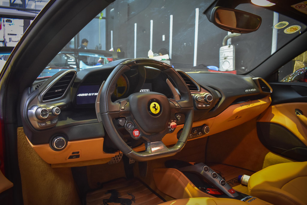 Nội thất bọc da có thiết kế đơn giản tập trung vào cảm giác lái. Các nút bấm khởi động và tùy chỉnh chế độ chạy được bố trí ngay trên vô lăng. Vô lăng thiết kế thể thao, phía trên có bảng điện tử sáng theo vòng tua như trên xe F1. Cụm đồng hồ chính hiển thị vòng tua dạng cơ. Hai bên là màn hình LCD hiển thị thông số nhiệt độ, quãng đường,...