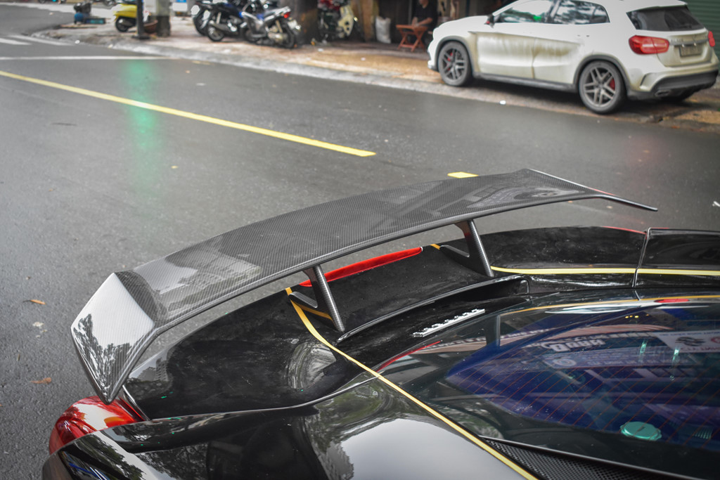 Cánh gió phía sau to bản được gắn cố định vào thân xe, chi tiết được gia công bằng sợi carbon vừa tăng thêm thẩm mỹ cũng như cải thiện hiệu năng ở tốc độ cao. Novitec là một hãng độ của Đức nổi tiếng với những chi tiết thân vỏ đẹp mắt.