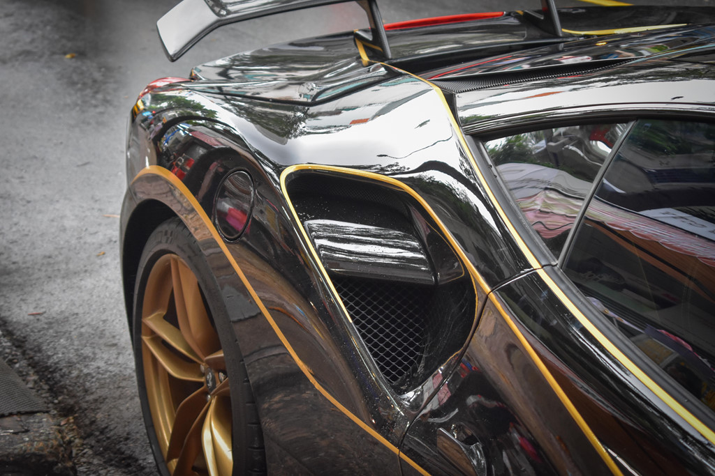 Hốc gió thiết kế mới chia làm hai khe lớn cung cấp oxy cho khối động cơ phía sau. Ferrari 488 GTB sử dụng khối động cơ V8 tăng áp kép, dung tích 3,9 lít, cho ra công suất 661 mã lực tại vòng tua máy 8.000 vòng/phút và mô-men xoắn cực đại 760 Nm tại 3.000 vòng/phút.