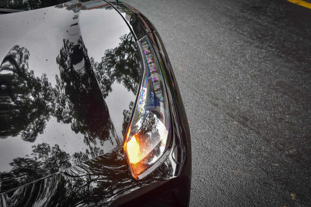 Đèn LED định vị thiết kế bắt mắt, các bóng được xếp tầng và trải dài ra phía sau.