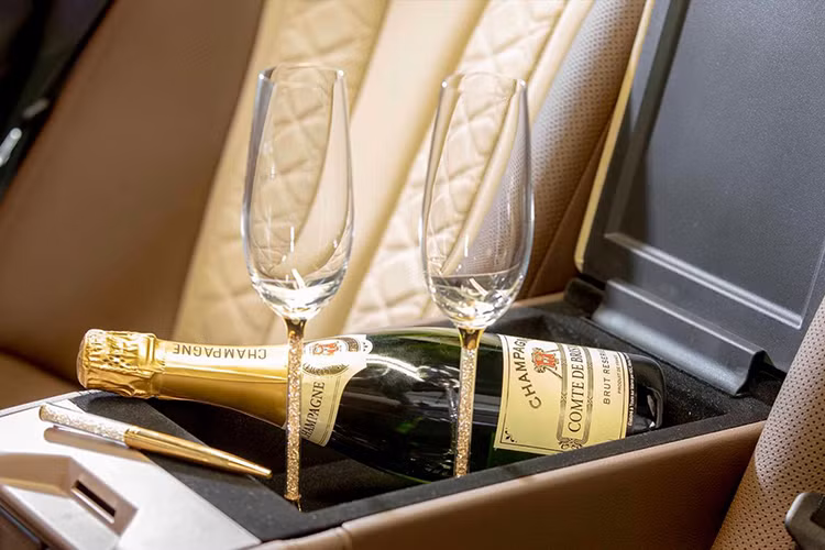 Do đó, sẽ không bất ngờ nếu chiếc Mercedes-Benz S-Class độ khủng có một không hai này lại được dùng động cơ nguyên bản. Dù sao, Mercedes-Benz S-Class tiêu chuẩn vốn đã rất mạnh mẽ nên có lẽ cũng chẳng cần phải độ thêm động cơ.