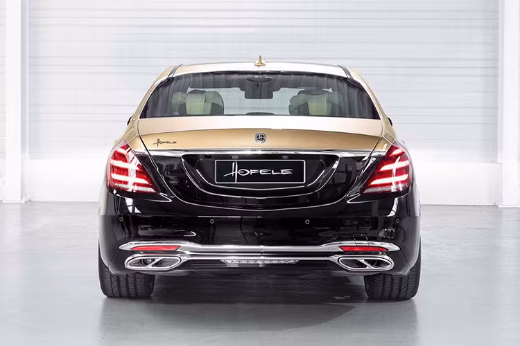 Tiếp đến, chiếc sedan hạng sang cỡ lớn có một không hai được bổ sung cản trước cải tiến, những chi tiết mạ crôm sáng bóng và sơn ngoại thất phối màu đen Obsidian Black với vàng Tiffany Gold đặc biệt.