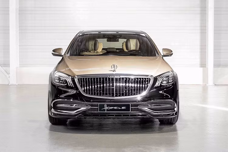 Điểm nhấn đầu tiên của chiếc Mercedes-Benz S-Class độ chính là lưới tản nhiệt với nan dọc theo phong cách của Mercedes-Maybach S-Class. Chưa hết, hãng độ Hofele còn tháo bỏ biểu tượng ngôi sao 3 cánh đặc trưng của thương hiệu Mercedes-Benz trên chiếc S-Class "Ultimate S".