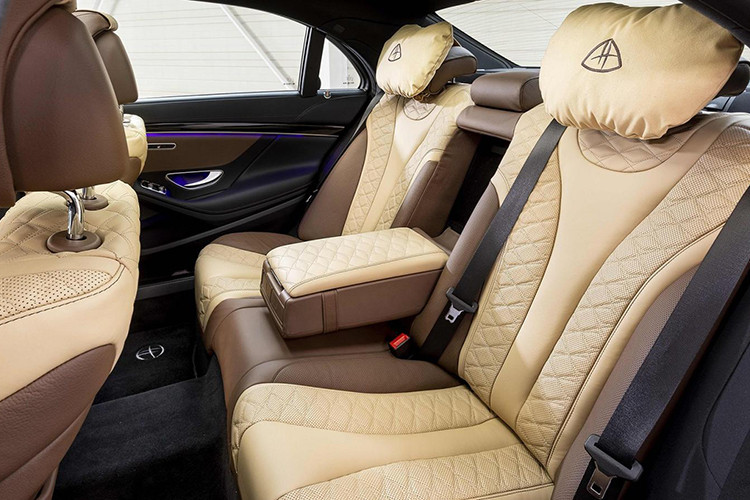 Logo của hãng độ Hofele được thêu ở tựa đầu ghế, cộng thêm thảm sàn mới. Ngoài ra, chiếc Mercedes-Benz S-Class độ còn có những tính năng sang trọng và trang bị tiện nghi thường thấy như hệ thống đèn viền nội thất, cửa sổ trời, ghế mát-xa, nhớ vị trí, dàn âm thanh cao cấp hay 2 màn hình cỡ lớn.