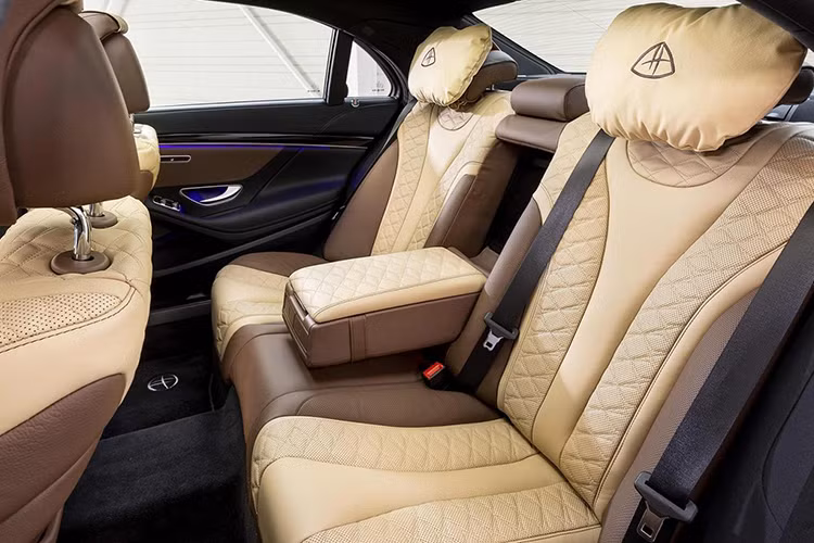 Logo của hãng độ Hofele được thêu ở tựa đầu ghế, cộng thêm thảm sàn mới. Ngoài ra, chiếc Mercedes-Benz S-Class độ còn có những tính năng sang trọng và trang bị tiện nghi thường thấy như hệ thống đèn viền nội thất, cửa sổ trời, ghế mát-xa, nhớ vị trí, dàn âm thanh cao cấp hay 2 màn hình cỡ lớn.