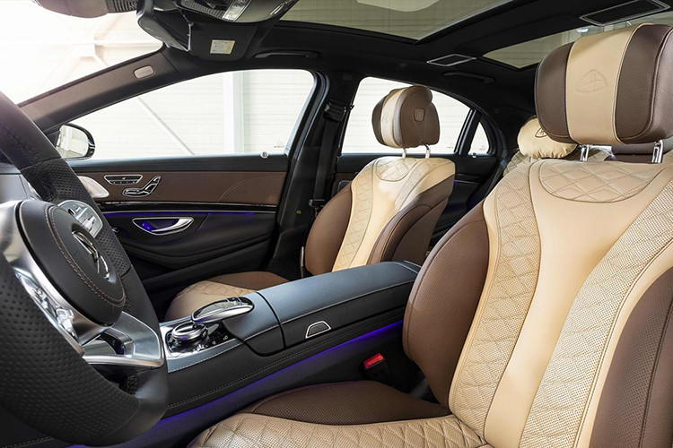 Không chỉ thay đổi ngoại hình của chiếc Mercedes-Benz S-Class, hãng độ Hofele còn thổi cả làn gió mới cho nội thất. Bước vào bên trong xe, người lái được chào đón bằng nội thất bọc da phối 2 màu nâu nhạt và nâu đậm.