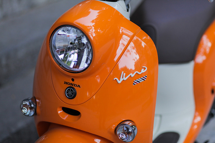 Thiết kế tổng thể của xe khá tròn trịa, thể hiện ở mọi chi tiết như đèn pha, mặt nạ và thân xe. Đèn pha tròn của xe được bố trí ở ngay mặt nạ, tương tự như chiếc Mio Classico của Yamaha hay Scoopy của Honda, cặp đèn xi nhan nổi dạng cổ điển được bố trí ở phần dưới mặt nạ của xe.