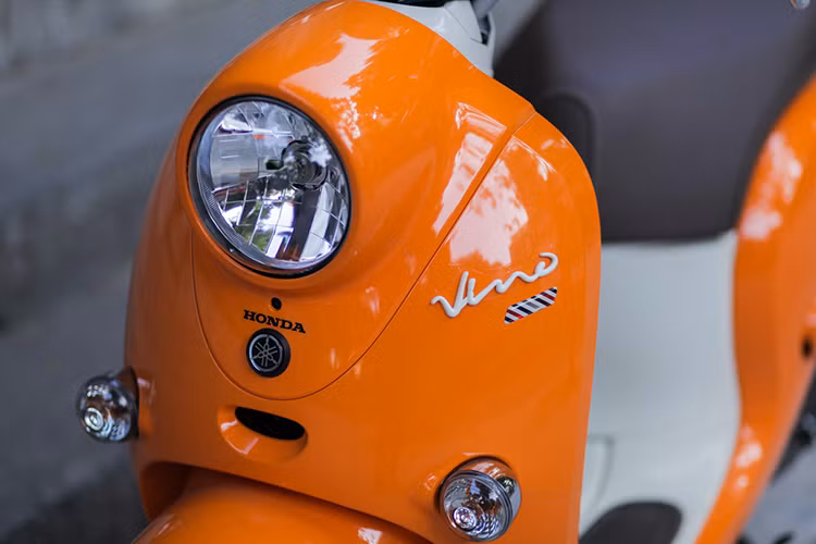 Thiết kế tổng thể của xe khá tròn trịa, thể hiện ở mọi chi tiết như đèn pha, mặt nạ và thân xe. Đèn pha tròn của xe được bố trí ở ngay mặt nạ, tương tự như chiếc Mio Classico của Yamaha hay Scoopy của Honda, cặp đèn xi nhan nổi dạng cổ điển được bố trí ở phần dưới mặt nạ của xe.