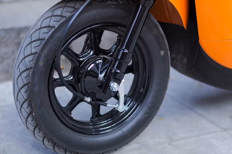 Là mẫu xe ga mini nên Yamaha sử dụng vành đúc 10 inch. Trang bị an toàn đáng chú ý của Yamaha Vino bao gồm khóa phanh bánh sau, ổ khóa từ 4 trong 1 và hệ thống phanh kết hợp CBS.