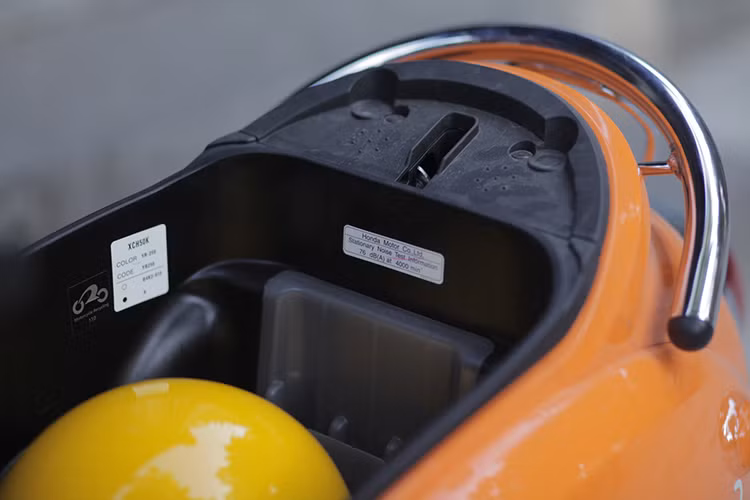 Bình xăng của xe có dung tích tương đối lớn là 4,5 lít. Ở hai bên yếm là hộc chứa đồ, trong đó hộc bên trái có trang bị cổng sạc 12V 1A, cốp xe có dung tích lớn, lên đến 20 lít. tay xách phía sau dạng kim loại dễ dàng sử dụng, đặc biệt là cho phái nữ.