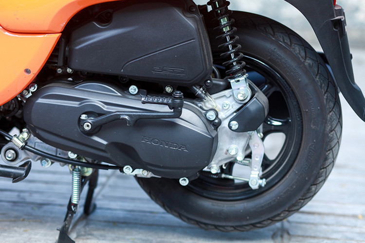 Động cơ của xe là loại eSP xylanh đơn, dung tích 50cc, làm mát bằng dung dịch, sản sinh công suất 3,3 mã lực ở tua máy 8.000 vòng/phút và mômen xoắn cực đại 4,1 Nm tại 6.000 vòng/phút. Tương tự như các mẫu xe ga phổ thông của Honda, xe được trang bị công nghệ ngắt động cơ tạm thời Idling Stop.