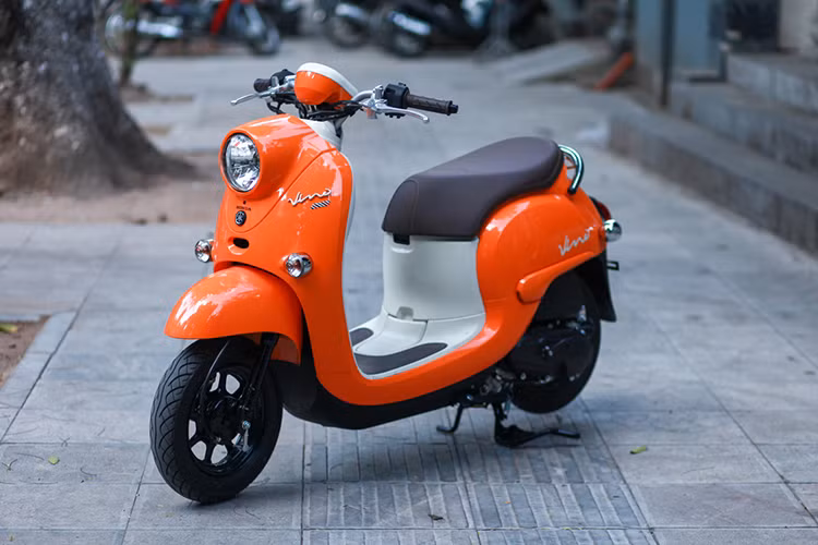 Được một đại lý tư nhân tại Hà Nội nhập về bán ra thị trường Việt Nam, giá xe Yamaha Vino đang bán ra khoảng 70 triệu đồng. Đây là mức giá khá cao, không phù hợp với người dùng phổ thông, nhưng lại là mẫu xe được những người chơi xe hay sưu tầm yêu thích.