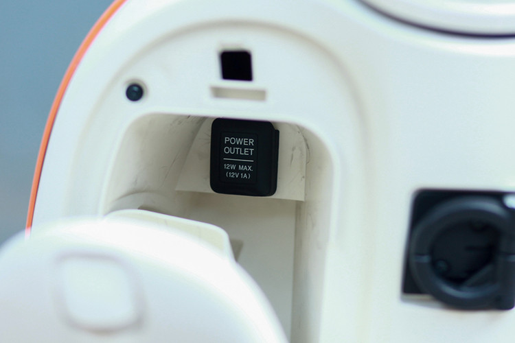 Yamaha Vino có ngoại hình rất xinh xắn nhỏ gọn. Kích thước tổng thể DxRxC của Yamaha Vino là 1.650mm x 670mm x 1.015mm, xe có chiều dài cơ sở 1.180mm, chiều cao yên ở mức 720mm và khoảng sáng gầm 105mm. Khu vực sàn để chân cho người lái cũng khá thoải mái.