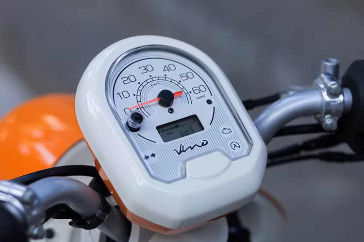 Về trang bị, Yamaha Vino 50cc có đèn pha sử dụng bóng halogen, mặt đồng hồ analog được tích hợp màn hình LCD nhỏ hiển thị các thông tin bổ sung của xe. tay lái của xe lộ diện hoàn toàn ghi đông, các nút bấm đơn giản.