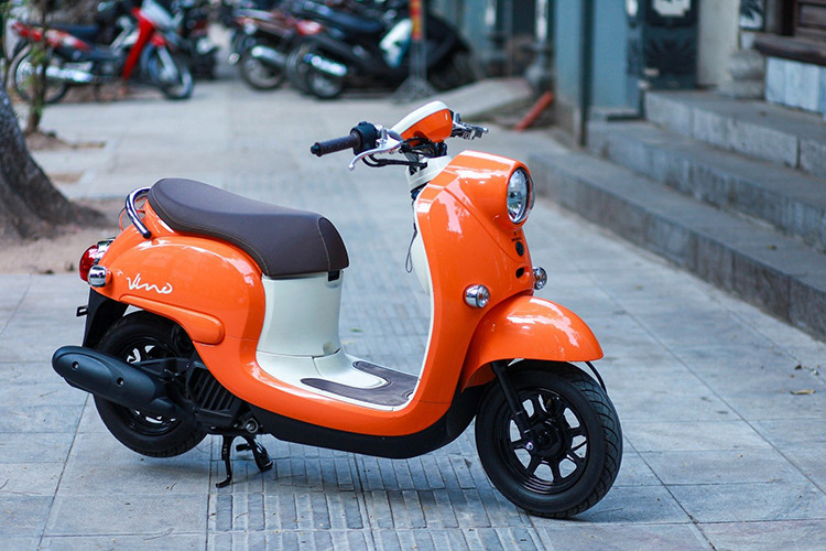 Vào cuối năm 2016, Honda và Yamaha đã thông báo về việc hợp tác sản xuất xe ga 50cc phục vụ cho thị trường nội địa nhằm cắt giảm chi phí sản xuất. Sau cùng chiếc xe ga Yamaha Vino là sản phẩm của thỏa thuận hợp tác nói trên.