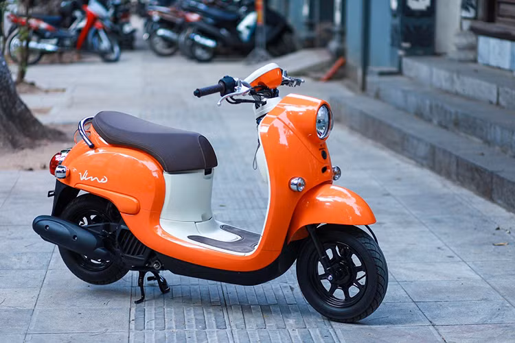 Vào cuối năm 2016, Honda và Yamaha đã thông báo về việc hợp tác sản xuất xe ga 50cc phục vụ cho thị trường nội địa nhằm cắt giảm chi phí sản xuất. Sau cùng chiếc xe ga Yamaha Vino là sản phẩm của thỏa thuận hợp tác nói trên.