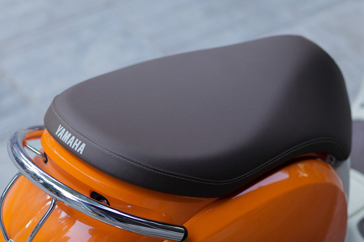 Ở đuôi xe, đèn phanh của xe rất nổi bật với thiết kế hình khối khá lớn, đèn xi nhan sau cũng có thiết kế tươgn tự. Xe còn được trang bị tay xách mạ crôm khá nổi bật.Xe chỉ có trọng lượng 81kg, rất thuận lợi và phù hợp với thể hình của người Nhật Bản.