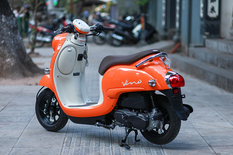 Được biết, Yamaha Vino dược lắp ráp tại nhà máy của Honda tại miền nam Nhật Bản. Xe gắn logo Yamaha nhưng được trang bị động cơ 50cc do Honda sản xuất. Nếu chú ý quan sát, ta có thể thấy nó khá giống với mẫu Honda Scoopy 110 từng được nhập khẩu từ Thái Lan về Việt Nam.