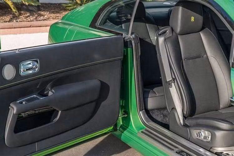 Nội thất của xe được trang bị những tiện nghi siêu sang và hiện đại với một vài chi tiết cũng đã được cá nhân hoá cá tính hơn. Trang bị trên xe gồm; vô-lăng dạng tròn, bảng táp-lô ốp gỗ bóng, điều hòa 4 vùng độc lập, các phím chức năng dạng núm xoay, ghế ngồi bọc da cao cấp.